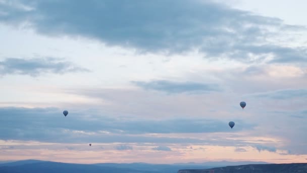 Os balões flutuam pelo céu. Turistas de todo o mundo vêm à Capadócia para visitar os balões — Vídeo de Stock