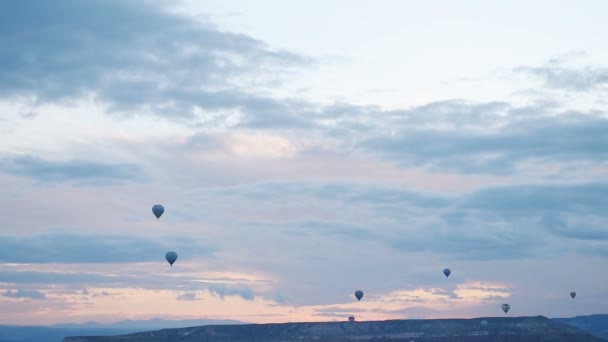 I palloncini galleggiano nel cielo. Turisti da tutto il mondo vengono in Cappadocia per visitare i palloncini — Video Stock