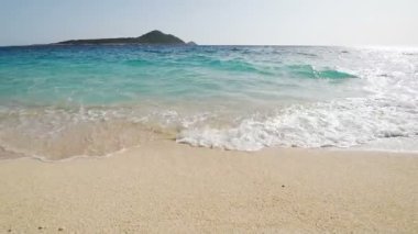 Güzel Akdeniz sahil şeridi, güçlü dalgalar çökmesini sarı temiz kum üzerinde köpük ile deniz kıyısı ağır çekimde