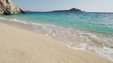 Güzel Akdeniz sahil şeridi, güçlü dalgalar çökmesini sarı temiz kum üzerinde köpük ile deniz kıyısı ağır çekimde