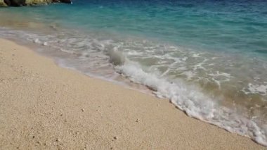 Güzel Akdeniz sahil şeridi, güçlü dalgalar çökmesini sarı temiz kum üzerinde köpük ile deniz kıyısı ağır çekimde