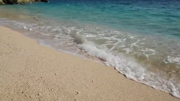 Vackra Medelhavet kust, starka vågor kraschar i slow motion på havsstranden med skum på gula ren sand — Stockvideo