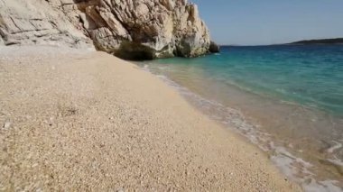 Güzel Akdeniz sahil şeridi, güçlü dalgalar çökmesini sarı temiz kum üzerinde köpük ile deniz kıyısı ağır çekimde