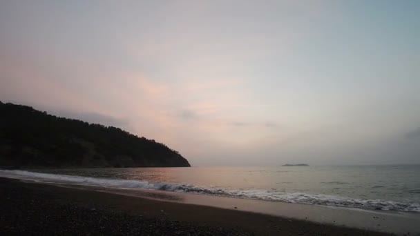 Spokojne fale morza na piaszczystej plaży o zachodzie słońca. Słońca odbicie w wodzie morskiej. Tle natura. Wieczór piękny Hd video — Wideo stockowe