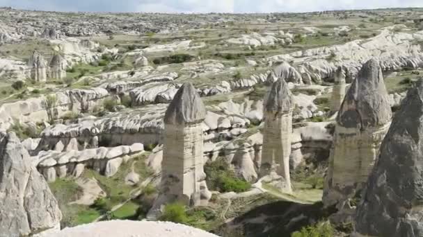 Καππαδοκία, με φαράγγια, κοιλάδες, λόφους, βρίσκεται ανάμεσα στα ηφαιστειακά βουνά στο Goreme National Park — Αρχείο Βίντεο