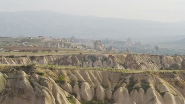 Cappadocië, met valleien, kloven, heuvels, gelegen tussen de vulkanische bergen in Goreme Nationaal Park — Stockvideo