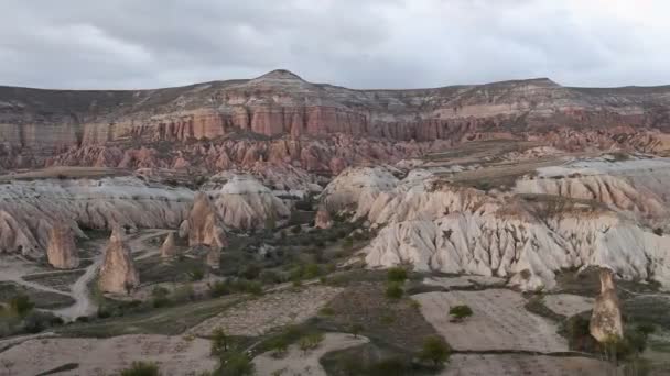 Kapadokya Göreme Milli Parkı'nda volkanik dağlar arasında yer alan vadiler, boğaz, hills, — Stok video