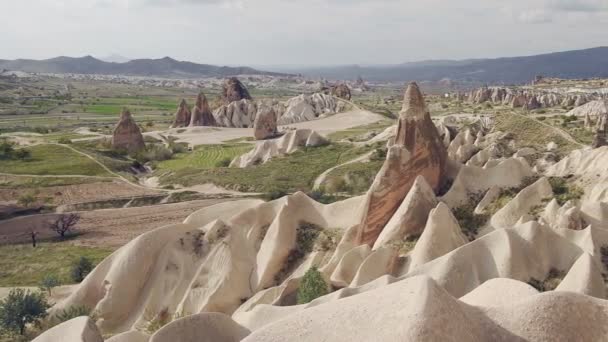 Cappadocië, met valleien, kloven, heuvels, gelegen tussen de vulkanische bergen in Goreme Nationaal Park — Stockvideo