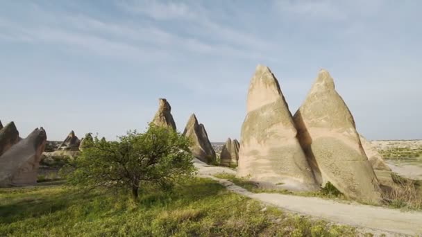 Capadocia, con sus valles, gargantas, colinas, situado entre las montañas volcánicas en el Parque Nacional Goreme — Vídeos de Stock