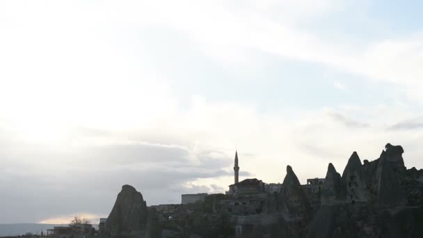 Globos voladores sobre Capadocia Turquía. Capadocia, con sus valles, gargantas, colinas, situado entre las montañas volcánicas en el Parque Nacional Goreme — Vídeo de stock