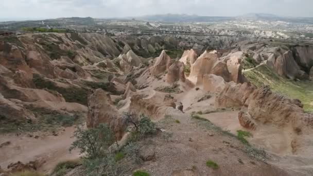 Schimmelachtige vormen van zandsteen in de canyon nabij Cavusin village, Cappadocia, Nevsehir Province in de centrale regio Anatolië in Turkije — Stockvideo
