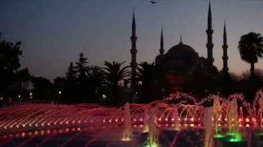 Işıklı Sultan Ahmed Camii Sultanahmet Camii doğmadan, akşam Çeşme görünümünü. Istanbul, Türkiye