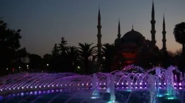 Işıklı Sultan Ahmed Camii Sultanahmet Camii doğmadan, akşam Çeşme görünümünü. Istanbul, Türkiye