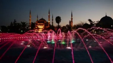 Işıklı Sultan Ahmed Camii Sultanahmet Camii doğmadan, akşam Çeşme görünümünü. Istanbul, Türkiye