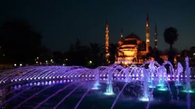 Işıklı Sultan Ahmed Camii Sultanahmet Camii doğmadan, akşam Çeşme görünümünü. Istanbul, Türkiye