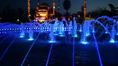 Işıklı Sultan Ahmed Camii Sultanahmet Camii doğmadan, akşam Çeşme görünümünü. Istanbul, Türkiye