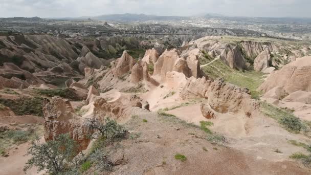 Schimmelachtige vormen van zandsteen in de canyon nabij Cavusin village, Cappadocia, Nevsehir Province in de centrale regio Anatolië in Turkije — Stockvideo