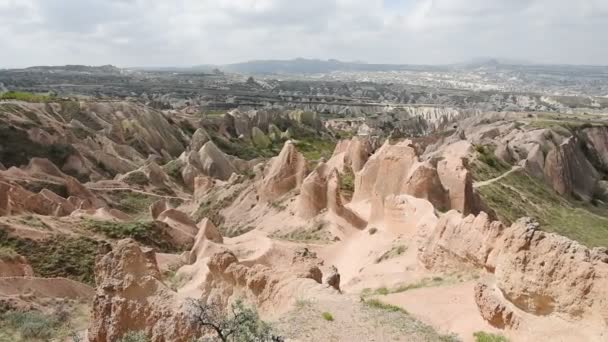 Schimmelachtige vormen van zandsteen in de canyon nabij Cavusin village, Cappadocia, Nevsehir Province in de centrale regio Anatolië in Turkije — Stockvideo