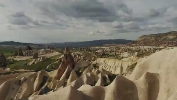 チャウシン村、カッパドキア、ネブシェヒル州トルコ中部アナトリア地域近くの峡谷で砂岩の真菌の形態 — ストック動画