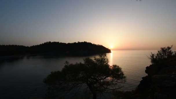 Golden Beach esemény. Arany naplemente a strandon. Nyár a szigeten — Stock videók