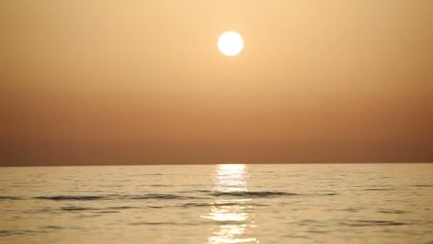Événement Golden Beach. Coucher de soleil doré sur la plage. L'été sur l'île — Video