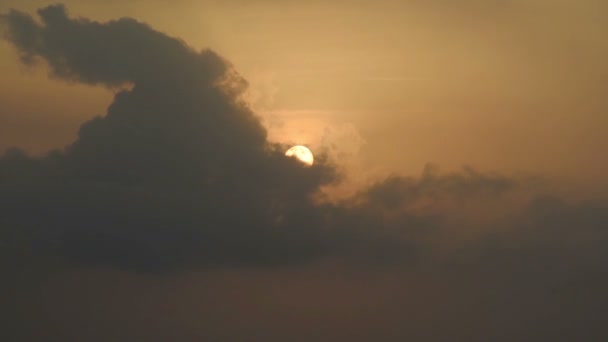 Événement Golden Beach. Coucher de soleil doré sur la plage. L'été sur l'île — Video