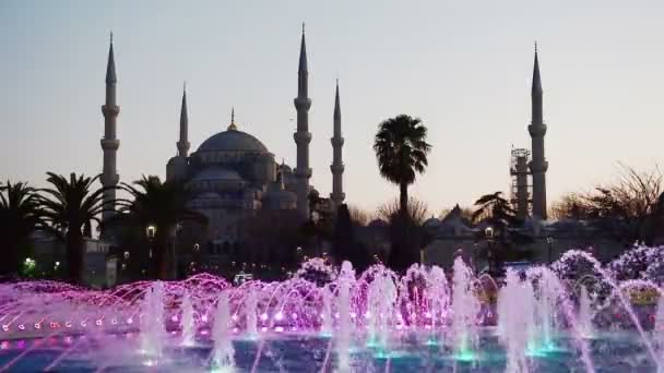 Verlichte Sultan Ahmed moskee Blue Mosque voor zonsopgang, weergave van de fontein van de avond. Istanbul, Turkije — Stockvideo