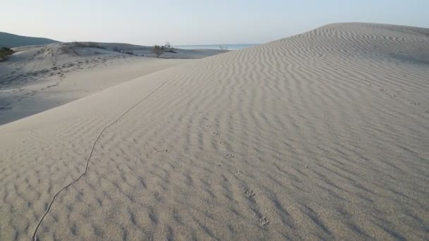 sable dans le désert, dunes de sable sur les rives de la mer turque 