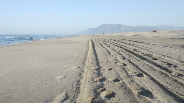 Písek v poušti, písečné duny na pobřeží turecké moře — Stock video