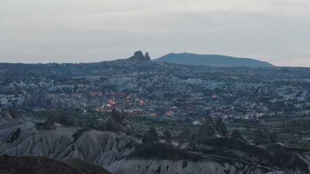 Timelapse view of Goreme village with traffic light in Cappadocia at night in Turkey — Stock Video