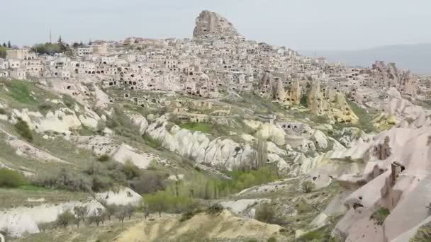 Вид на пещерные дома в скальной формации в Фахисаре. Каппадокия. Провинция Невшехир. Турция — стоковое видео