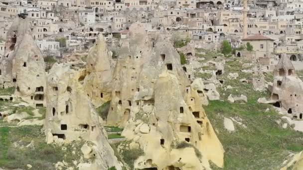 Vy över grottan hus i klippformation på Ortahisar. Cappadocia. Nevsehir provinsen. Turkiet — Stockvideo