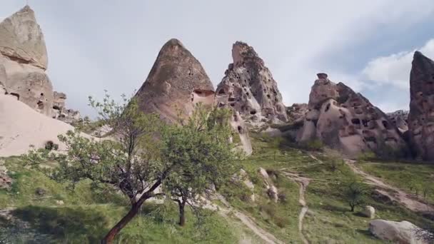 Vy över grottan hus i klippformation på Ortahisar. Cappadocia. Nevsehir provinsen. Turkiet — Stockvideo