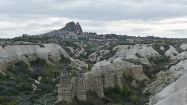 Pohled na jeskynní domy v skalní útvar na Ortahisar. Kappadokie. Nevsehir provincie. Turecko — Stock video