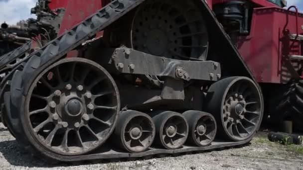 Een enorme caterpillar tractor geschoten close-up kosten op de reparatie in de basis — Stockvideo