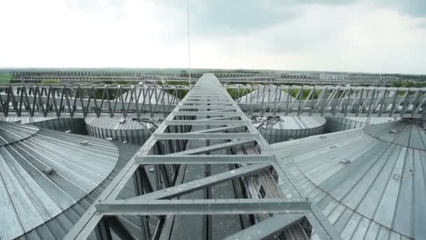 Vista aérea del silo moderno de la granja . — Vídeo de stock