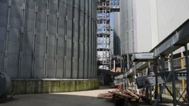 Silo tahıl deposu. Görüntü hareketli düşük açılı görünüş