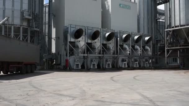 Silo, tanque de grano. Vista de ángulo bajo, imagen en movimiento — Vídeos de Stock