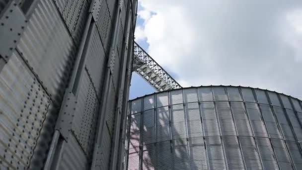 Зерновий резервуар Сіло. Вид з низьким кутом, рухоме зображення — стокове відео