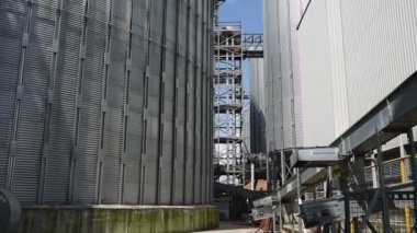 Silo tahıl deposu. Görüntü hareketli düşük açılı görünüş