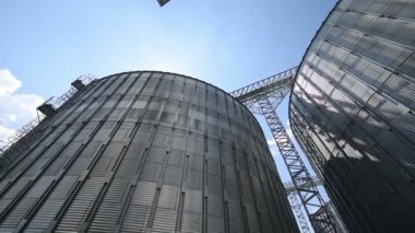 Silo tahıl deposu. Görüntü hareketli düşük açılı görünüş