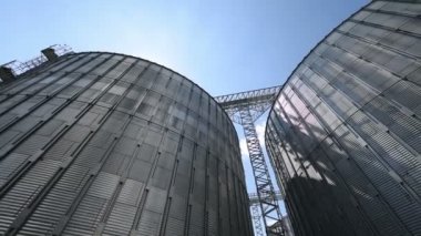 Silo tahıl deposu. Görüntü hareketli düşük açılı görünüş
