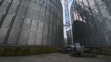 Silo tahıl deposu. Görüntü hareketli düşük açılı görünüş