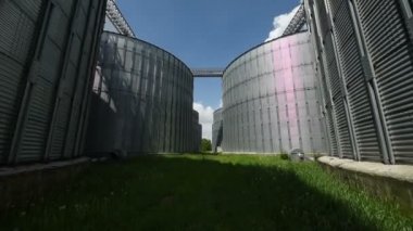 Silo tahıl deposu. Görüntü hareketli düşük açılı görünüş