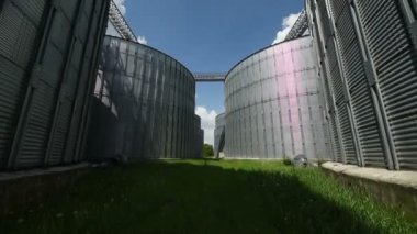 Silo tahıl deposu. Görüntü hareketli düşük açılı görünüş