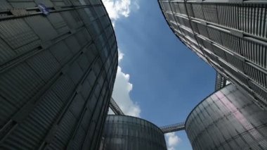 Silo tahıl deposu. Görüntü hareketli düşük açılı görünüş