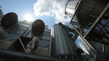 Silo tahıl deposu. Görüntü hareketli düşük açılı görünüş
