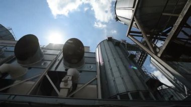 Silo tahıl deposu. Görüntü hareketli düşük açılı görünüş