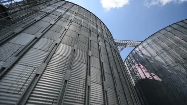 Tanque de grano de silo. Vista de ángulo bajo, imagen en movimiento — Vídeos de Stock