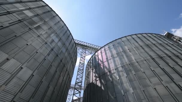 Tanque de grano de silo. Vista de ángulo bajo, imagen en movimiento — Vídeos de Stock